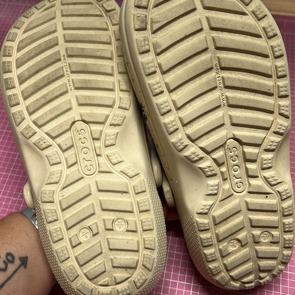 (M5/W7) Mickey Mouse and Friends Holiday Clogs for Adults by Crocs UNISE… - Picture 7 of 8